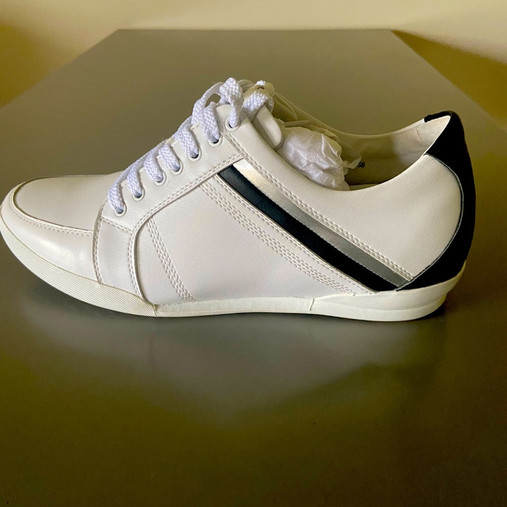 Toto men’s white leather shoe with built-in lift. Adds 1” to your height. Size 8